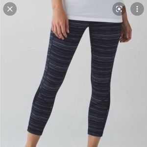 Navy blue leggings in excellent condition with side pockets.